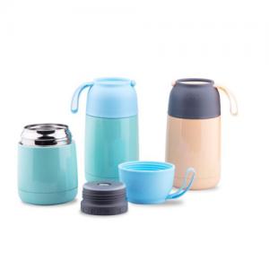 Insulated food container with folding spoon for hot cold food